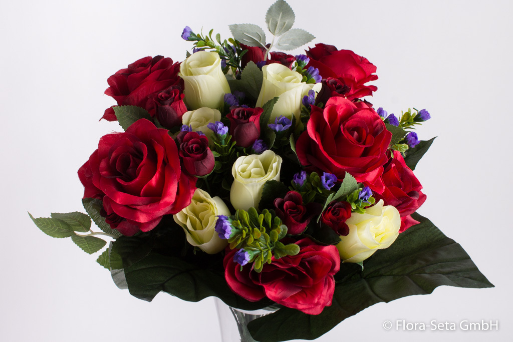 Rosenstrauß mit grünem Blattwerk und kleinen lila Blüten Farbe: rot-creme