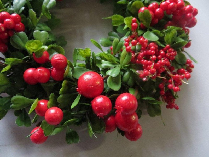 Beerenkranz dicht mit kleinen, grünen Blättern auf Reisigunterlage Farbe:grün/rot