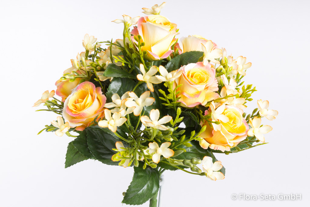 Rosenstrauß mit grünem Blattwerk Farbe: lachs-gelb