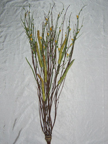 Natur-Reisigbündel mit Gräsern und gelben Blüten