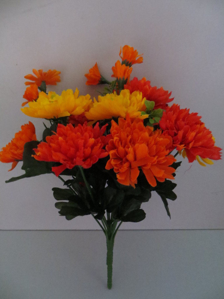 Chrysanthemenstrauß mit 13 Stielen, 10 großen Blüten und 6 kleinen Blüten Farbe: orange-rot/gelb