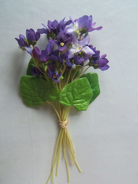 Veilchenbund mit 30 kleinen Blüten und 5 hellgrünen Blättern Farbe:violett