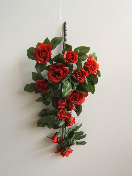Rosenhängebusch mit 12 Blüten Farbe:rot