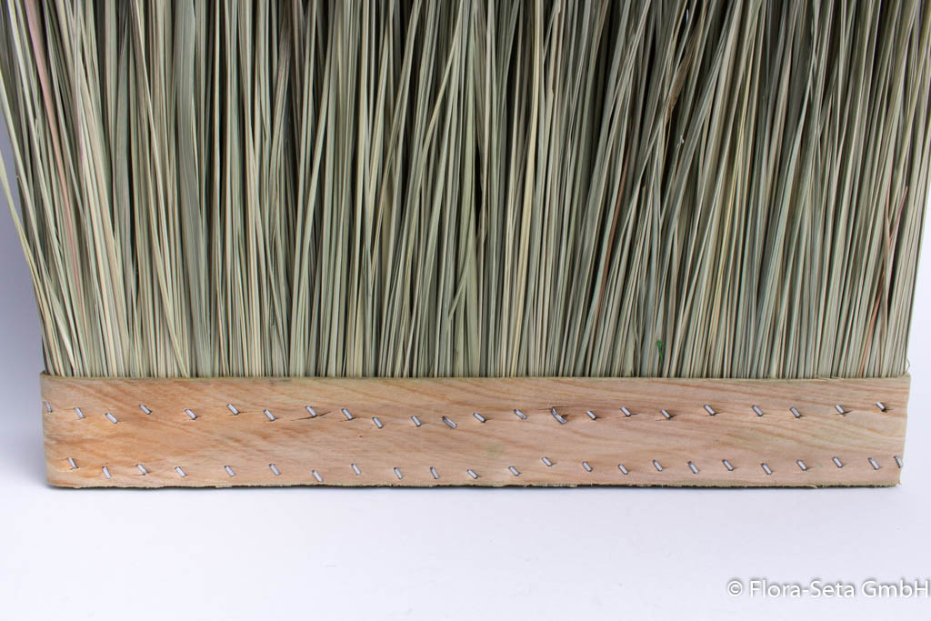 Grasarrangement rechteckig und selbststehend aus Naturmaterialien gefertigt (Gras und Holz)