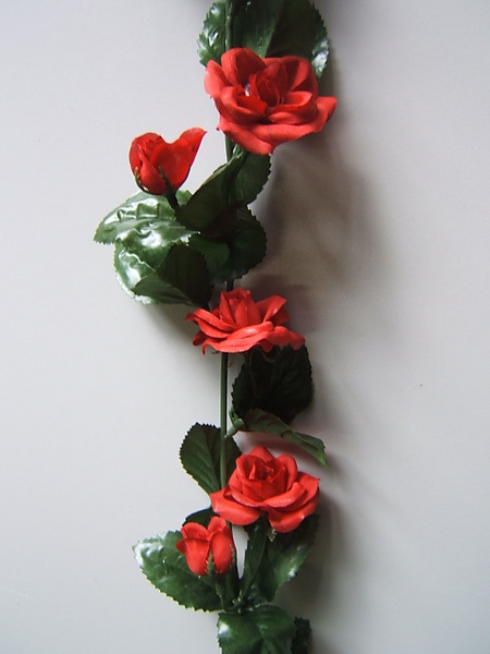 Rosengirlande mit 27 Rosen und ca. 110 Blättern Farbe:rot