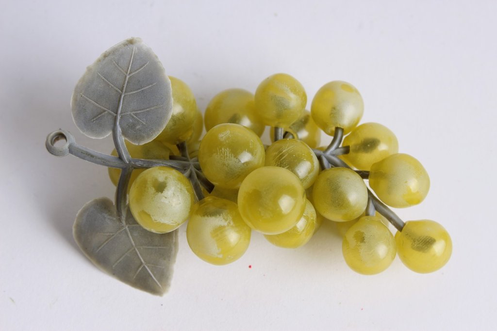 Mini Weintraube mit 24 Beeren und 2 Blättern Farbe: grün