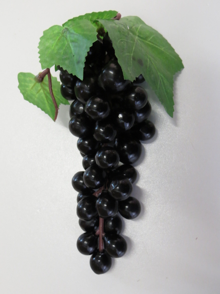Weintraube mit ca. 50 Beeren und 4 Blättern Farbe:dunkelblau-schwarz