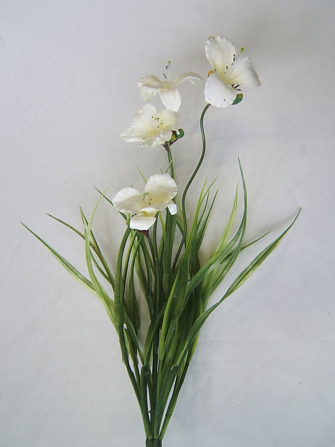 Lilienbusch mit 4 Blüten und Gräsern Farbe:creme-weiß