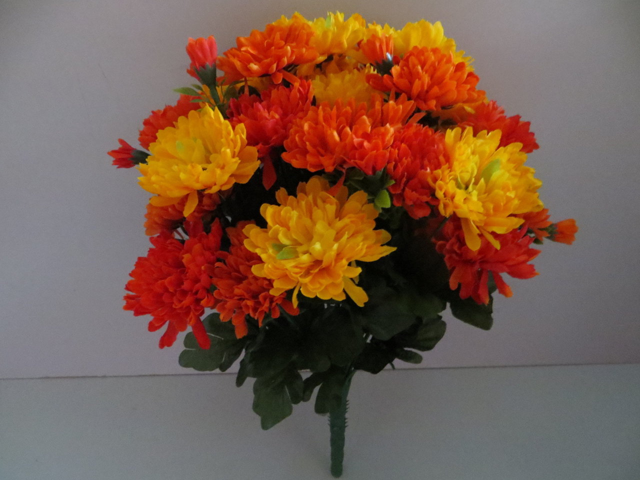 Chrysanthemenstrauß mit 36 Stielen, 36 großen Blüten und 16 kleinen Blüten Farbe: orange-rot/gelb