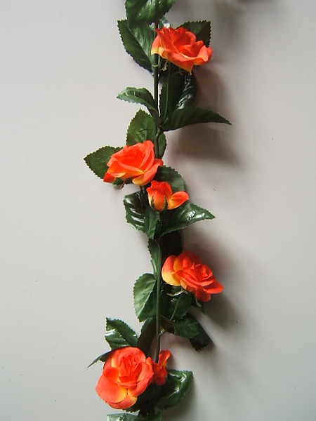 Rosengirlande mit 27 Rosen und ca. 110 Blättern Farbe:orange-rot