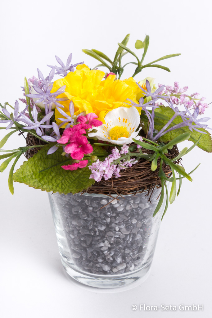 Frühlingsblumen-Arrangement mit Reisigkranz im Glas