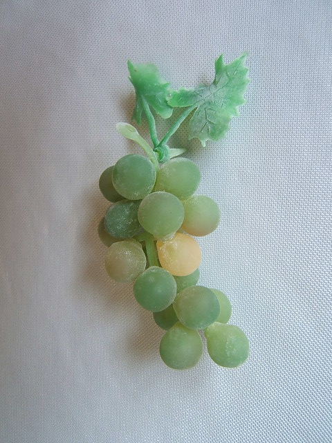 Mini Weintraube mit 18 Beeren und 2 kleinen Blättern Farbe:grün-morio