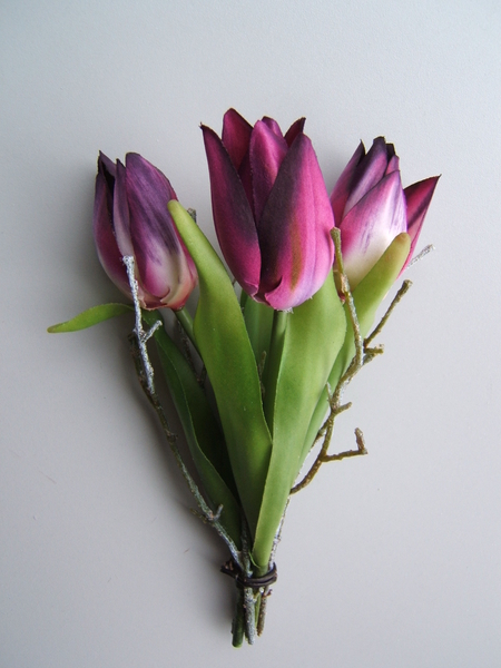 Tulpenbündel mit 3 Tulpen, 6 Blättern und Reisig Farbe: dunkelviolett-hellviolett
