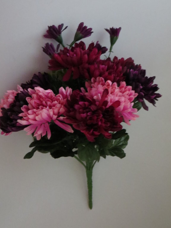Chrysanthemenstrauß mit 13 Stielen,10 großenBlüten und 6 kleinenBlüten Farbe:altrosa-bordeaux-viol.