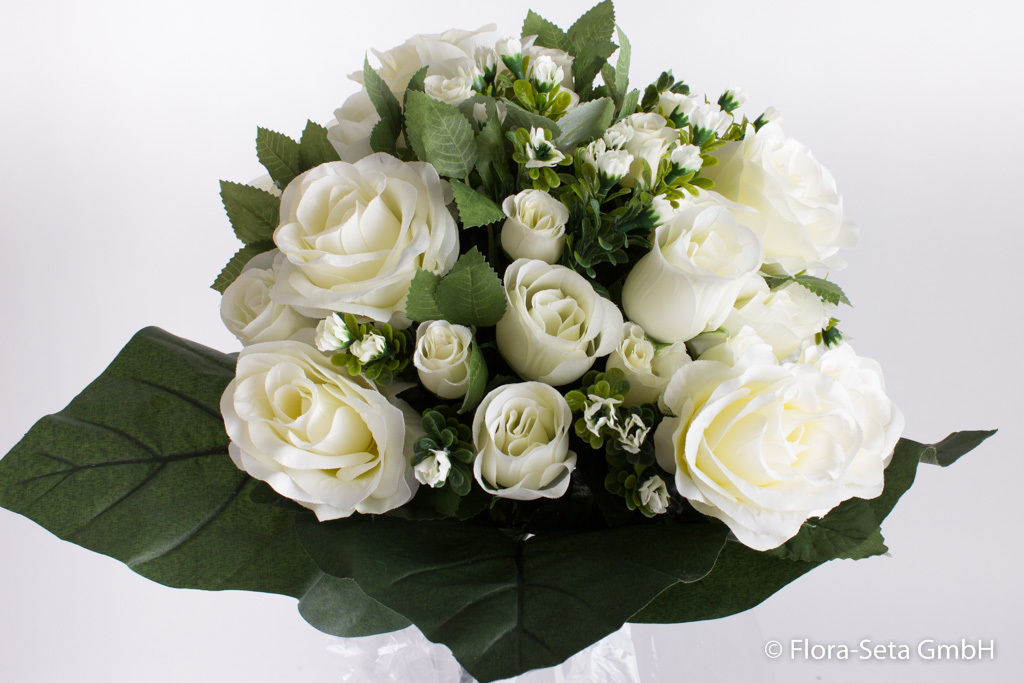 Rosenstrauß mit grünem Blattwerk und kleinen weißen Blüten Farbe: creme-weiß