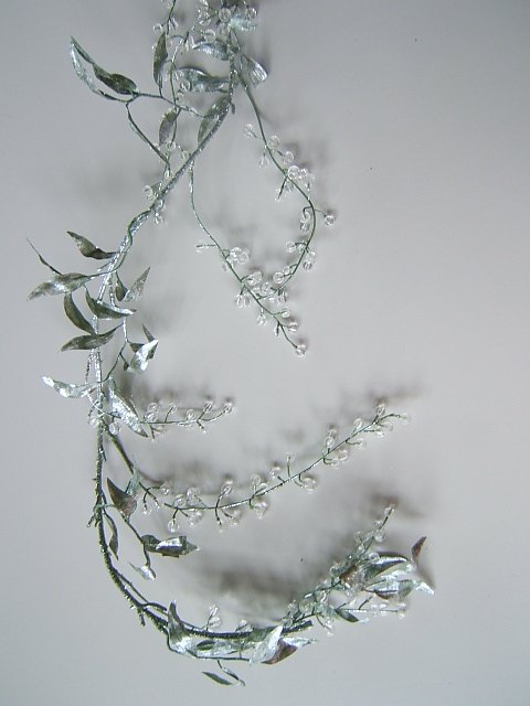 Beerengirlande mit Kristallglasbeeren und silber-grünen Blättern