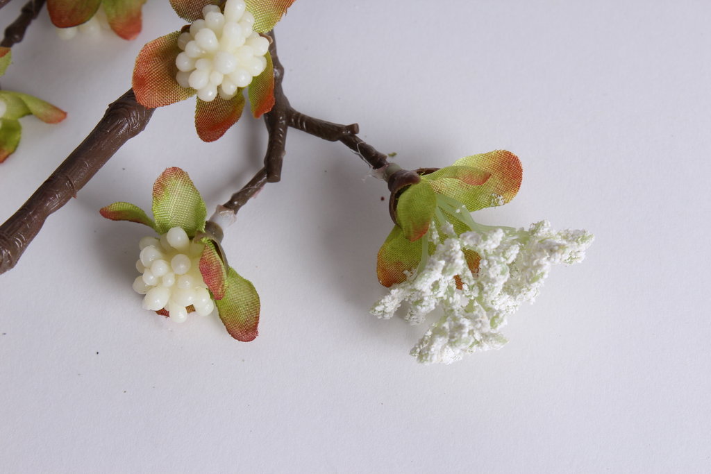 Knospenzweig mit kleinen Blättern Farbe: creme-weiß