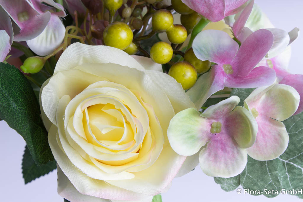 Rosen-Hortensienstrauß mit grünem Blattwerk Farbe: gelb-pink