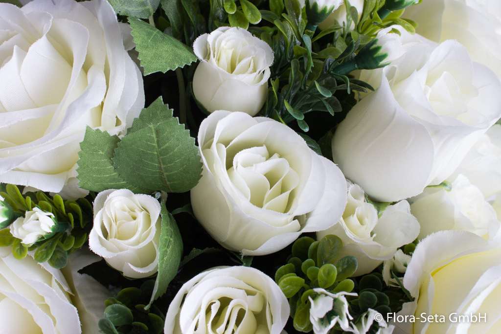 Rosenstrauß mit grünem Blattwerk und kleinen weißen Blüten Farbe: creme-weiß