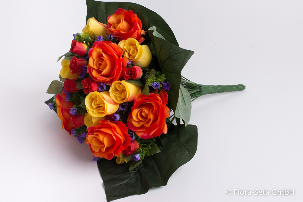Rosenstrauß mit grünem Blattwerk und kleinen lila Blüten Farbe: orange-gelb