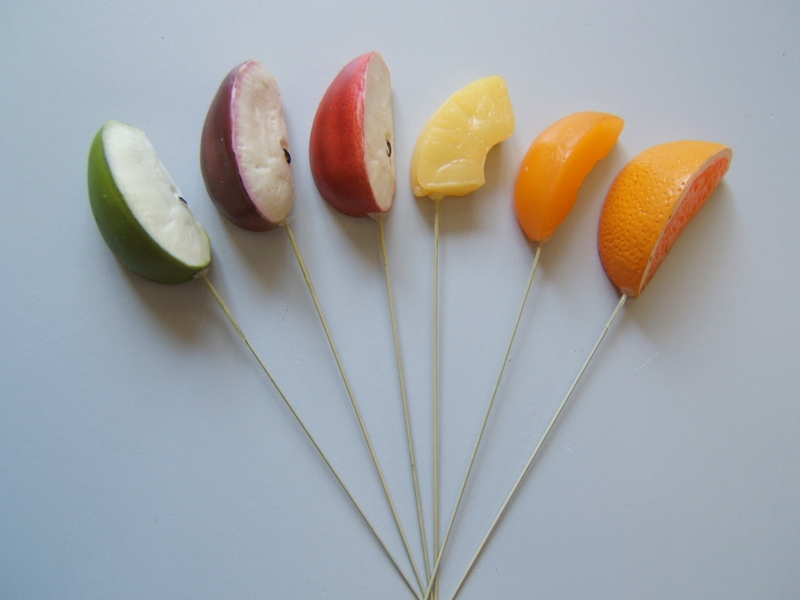 6 Früchteteile am Draht sortiert