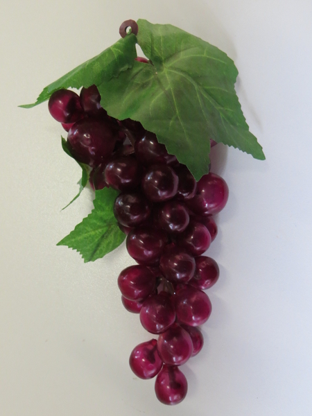 Weintraube mit ca. 50 Beeren und 4 Blättern Farbe:weinrot