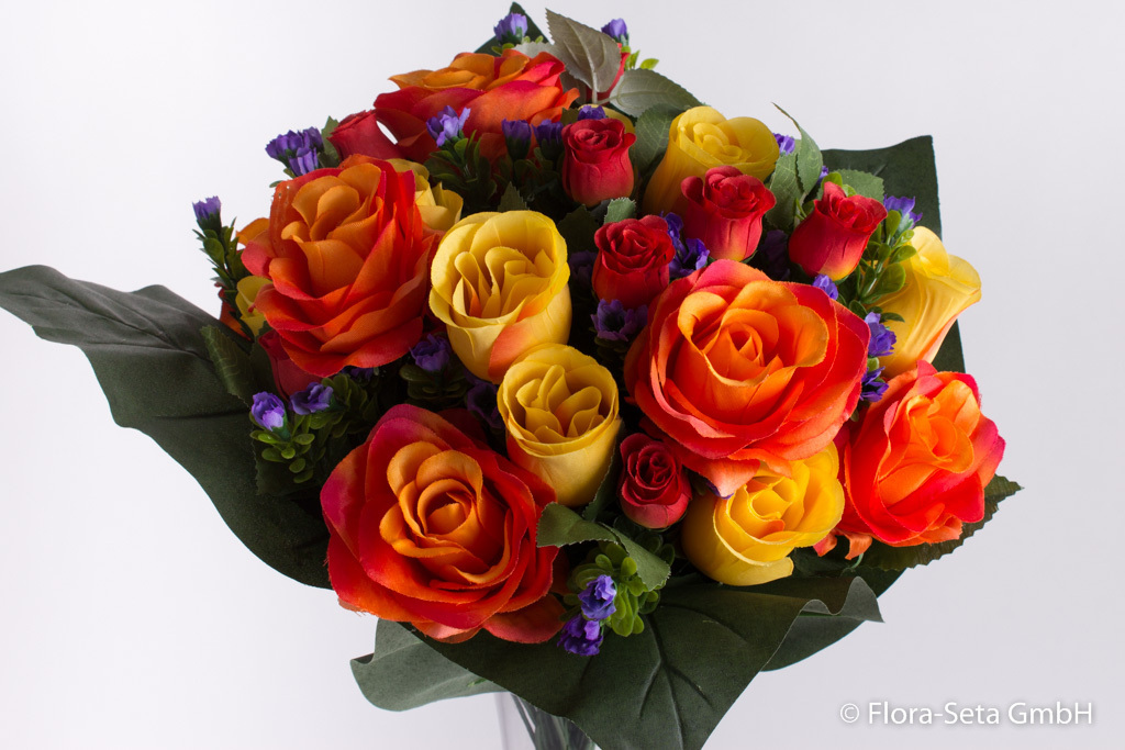 Rosenstrauß mit grünem Blattwerk und kleinen lila Blüten Farbe: orange-gelb