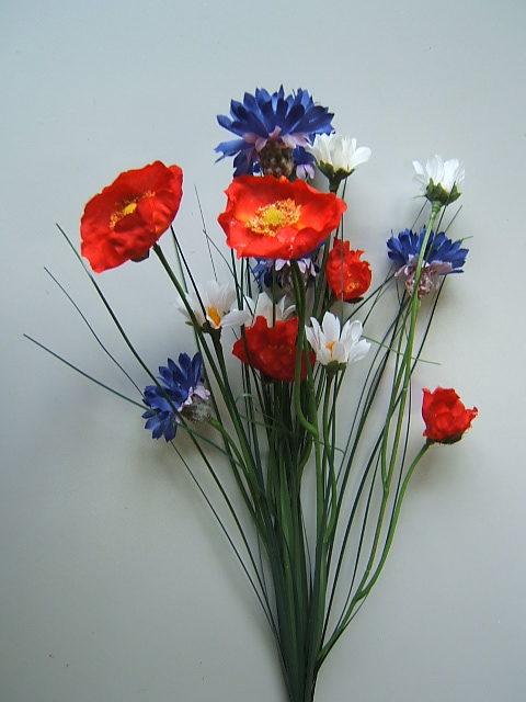Mohn-Kornblume-Margeritenbündel mit 15 Blüten und Gras
