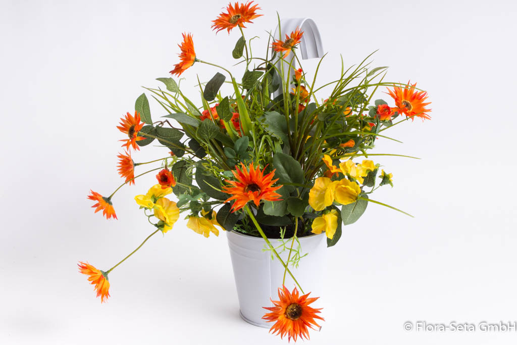 Blumenbouquet im weißen Metallhängetopf Farbe: orange-gelb