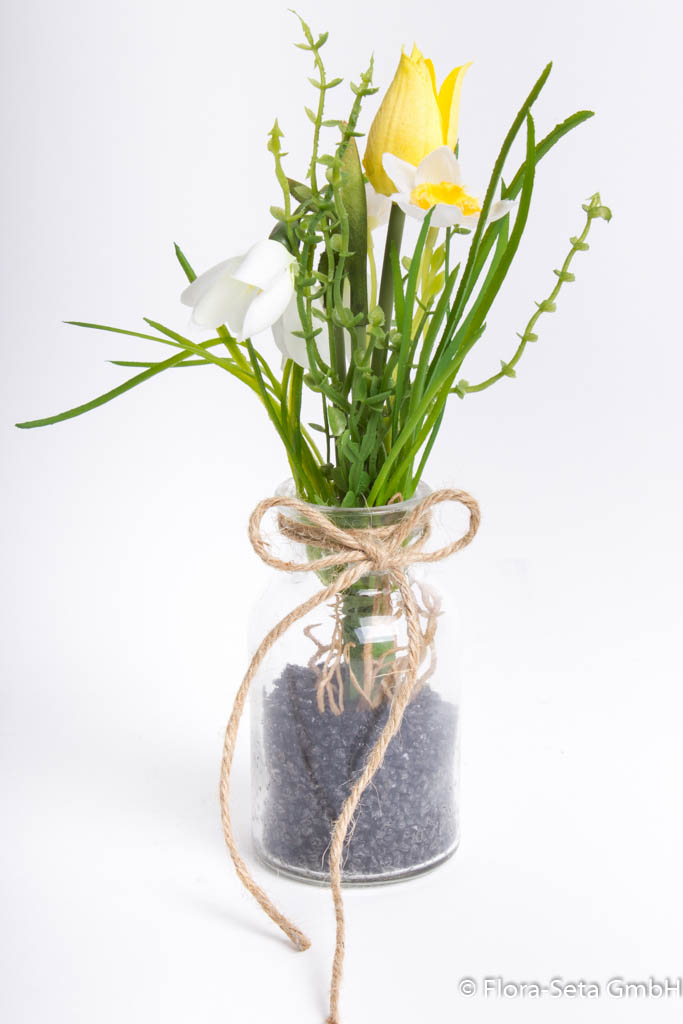 Frühlingsblumenarrangement im Glas mit Narzissen, Schneeglöckchen und einer Tulpe