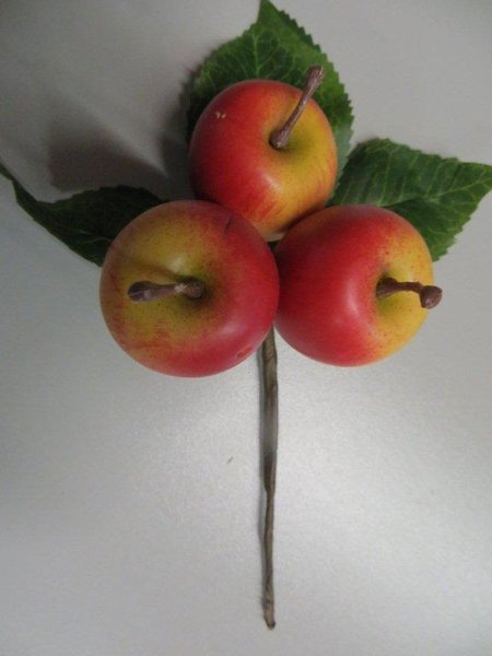 Apfelpick mit 3 Äpfeln und 3 Blättern