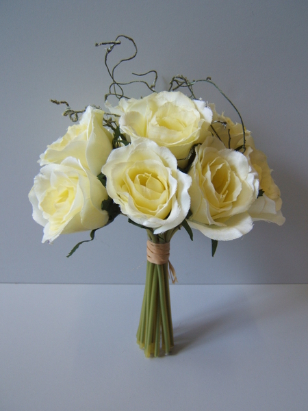 Rosenstrauß mit 12 Rosen und Bastumwicklung Farbe: creme-gelblich