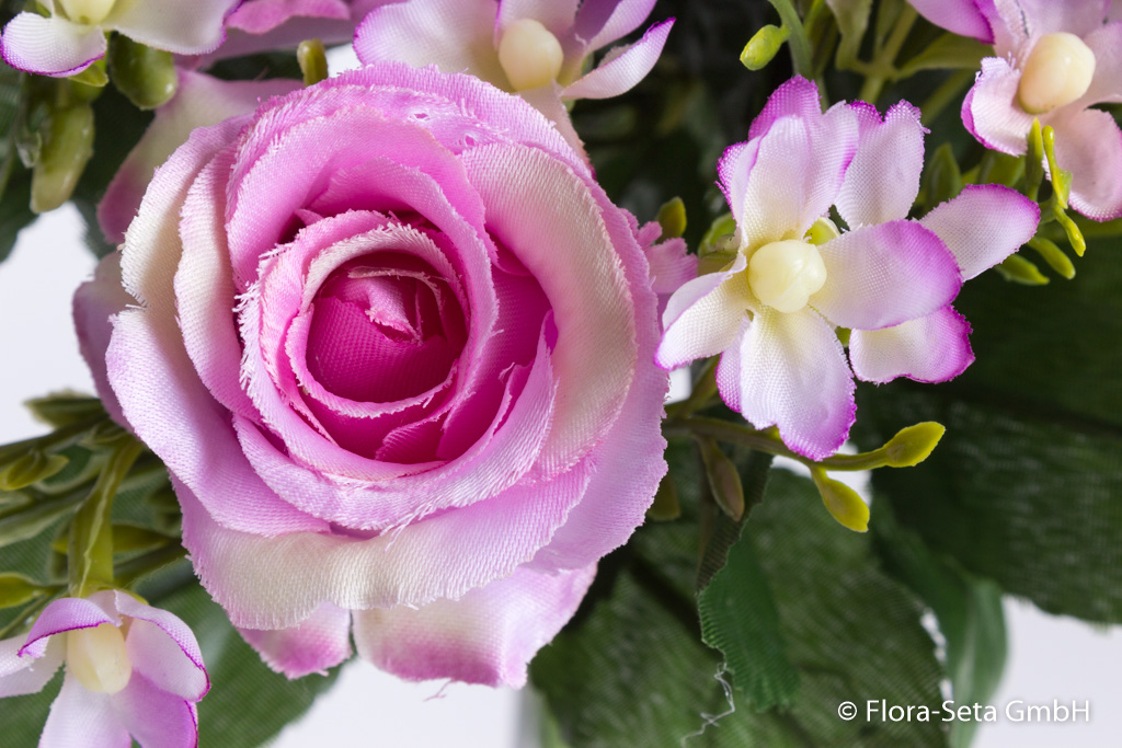 Rosenstrauß mit grünem Blattwerk Farbe: rosa