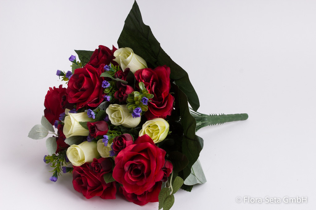 Rosenstrauß mit grünem Blattwerk und kleinen lila Blüten Farbe: rot-creme