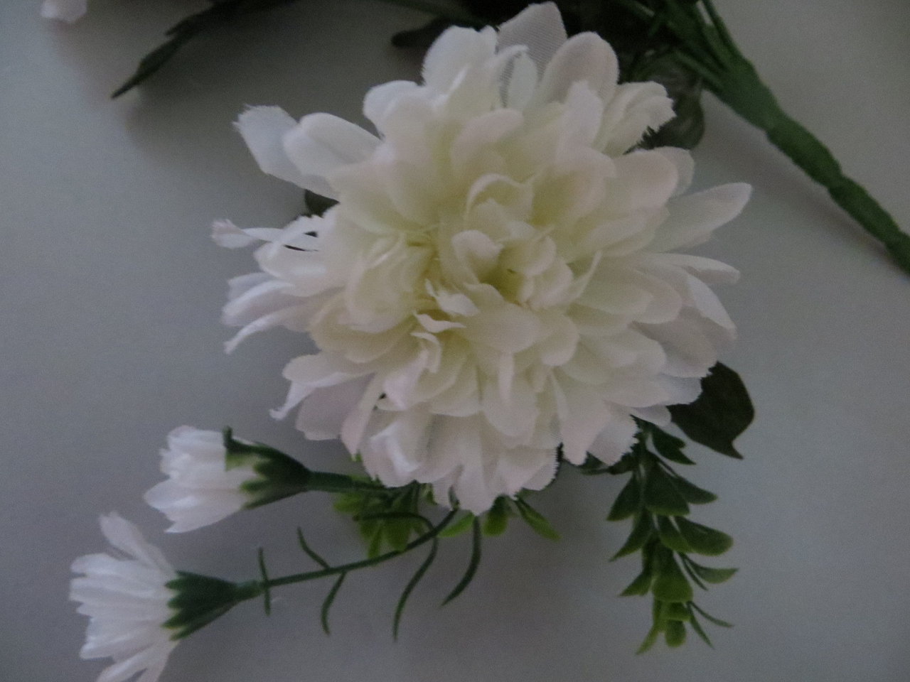 Chrysanthemenstrauß mit 13 Stielen, 10 großen Blüten und 6 kleinen Blüten Farbe: weiß-creme