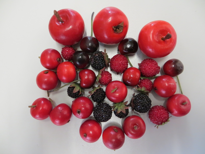 Früchtesortiment gemischt (Äpfel, Kirschen, Brombeeren, Himbeeren), (1 Einheit = 33 Stück)