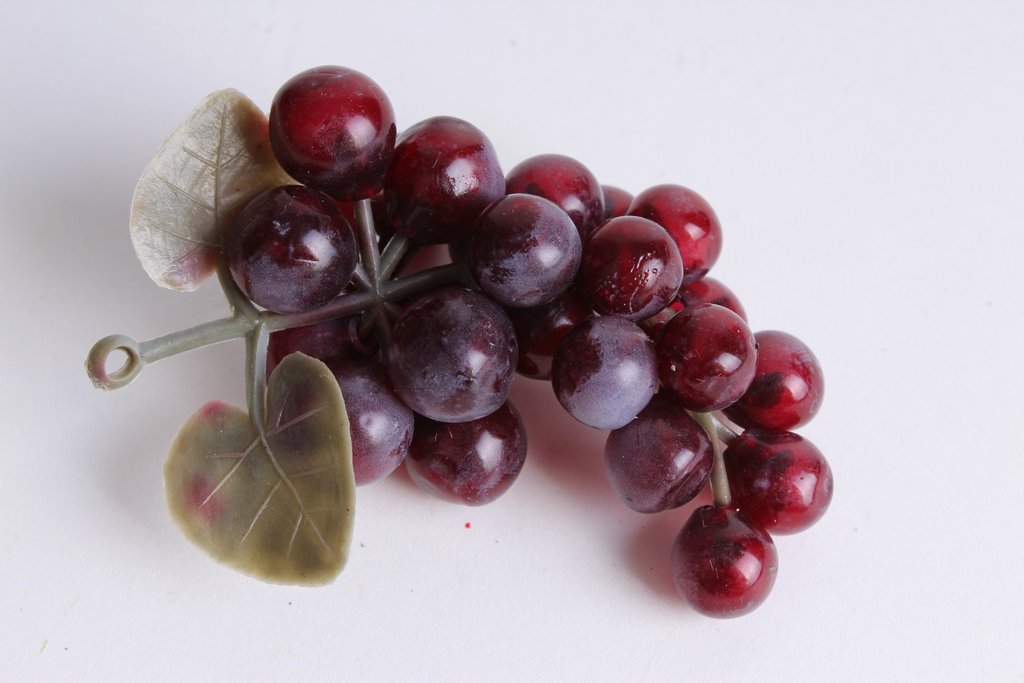 Mini Weintraube mit 24 Beeren und 2 Blättern Farbe: dunkles weinrot