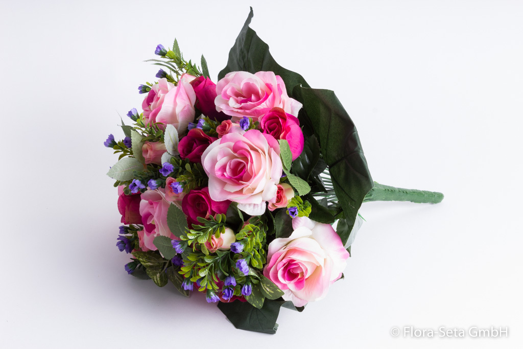 Rosenstrauß mit grünem Blattwerk und kleinen lila Blüten Farbe: pink-creme