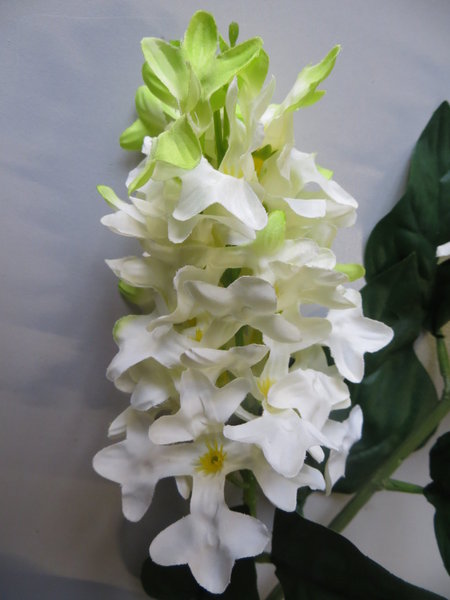 Fliederzweig mit 2 Blüten und 8 Blättern Farbe:creme-weiß mit teilweise hellgrünen Spitzen